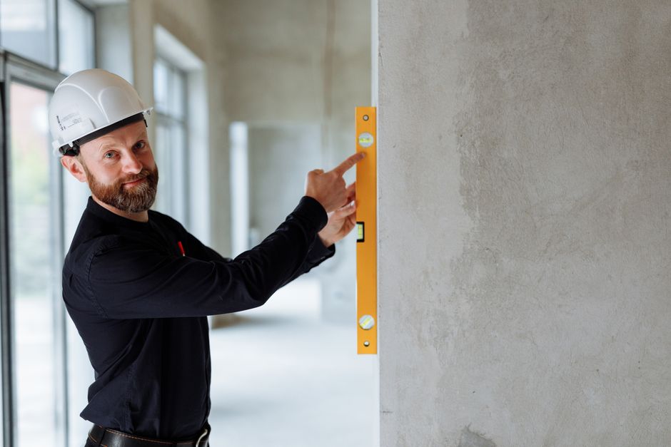 What does a safety expert do in the workplace?